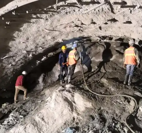 阿图什隧道拱顶带模注浆料，微膨胀注浆料的特点及施工工艺